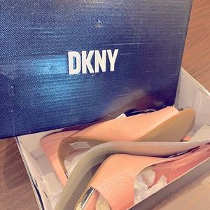 Donna Karan faux Leather 4.5” High Heel Sandals med pale PINK NIB NEVER worn